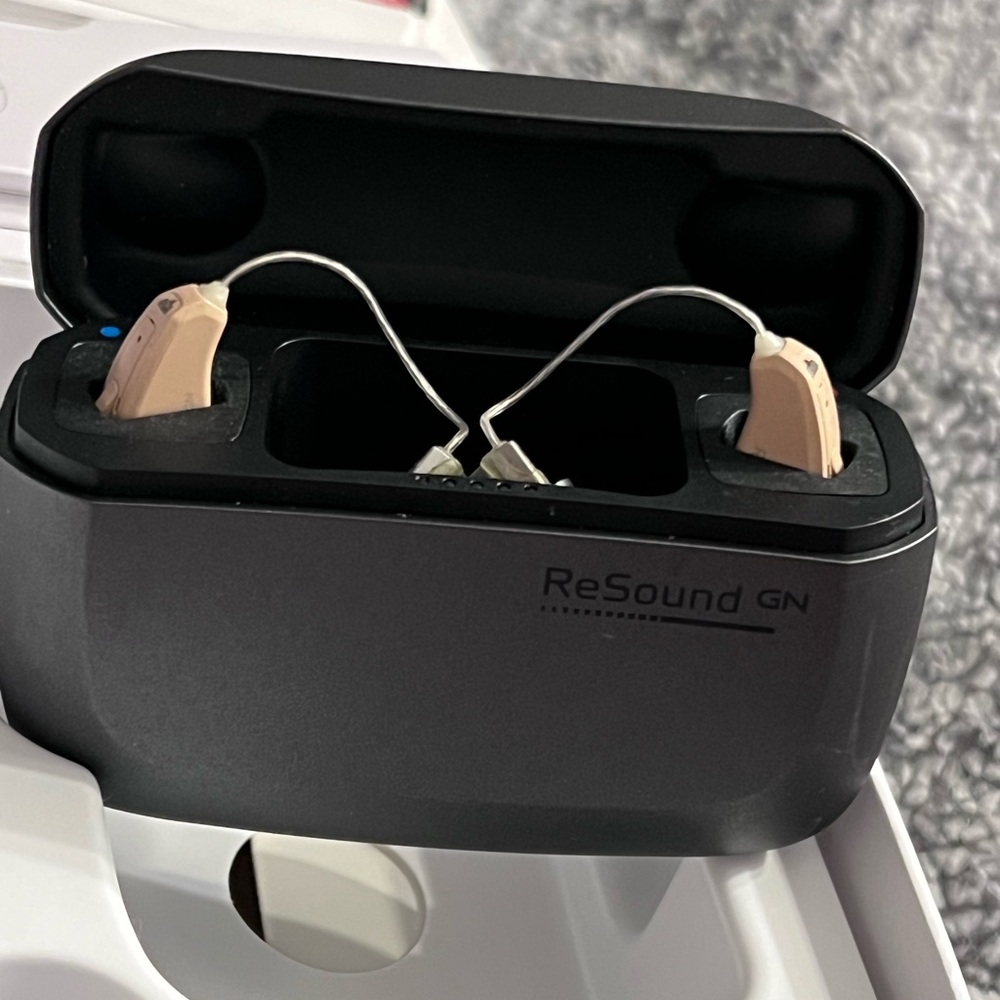 2 Rx RIC GN ReSound ONE AIDS RE561 with docking station and receivers